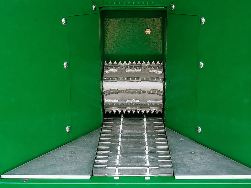 Roller and maxi chain feed inlet of the Fusion E800M wood chipper